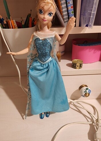 Barbie Şarkı söyleyen Işıklı Elsa Oyuncak Bebek