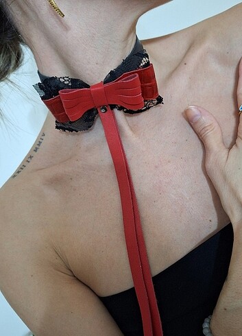 Tasarımcı Tül detaylı hakiki deri kırmızı choker