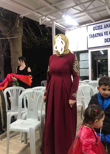 Bordo Yüksek Yakalı Uzun Abiye Elbise