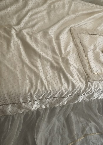 Bej İşlemeli Parlak Yatak Örtüsü - Görsel 3