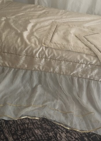 Bej İşlemeli Parlak Yatak Örtüsü - Görsel 2