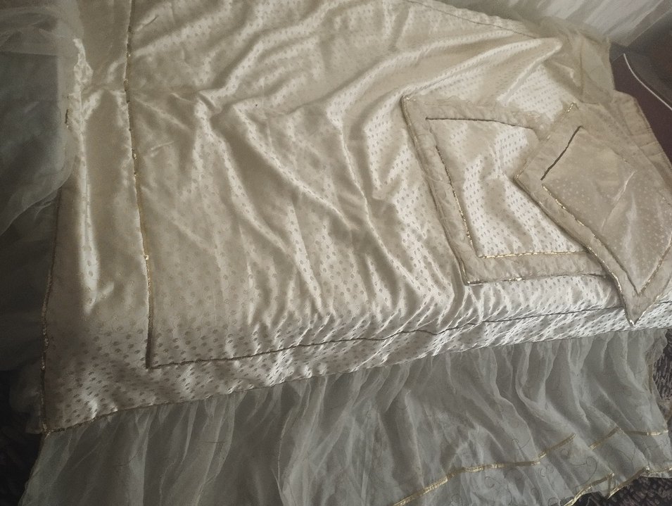 Bej İşlemeli Parlak Yatak Örtüsü - Görsel 3