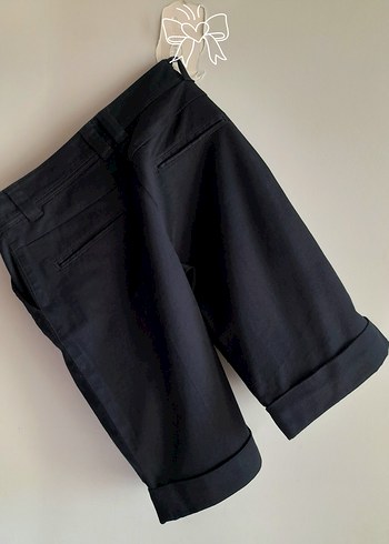 Kadın Siyah Kemerli Kısa Bermuda Şort - Görsel 7