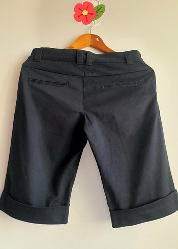 Kadın Siyah Kemerli Kısa Bermuda Şort - Görsel 3
