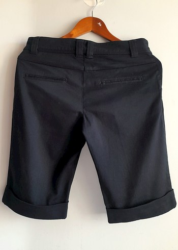 Kadın Siyah Kemerli Kısa Bermuda Şort - Görsel 2