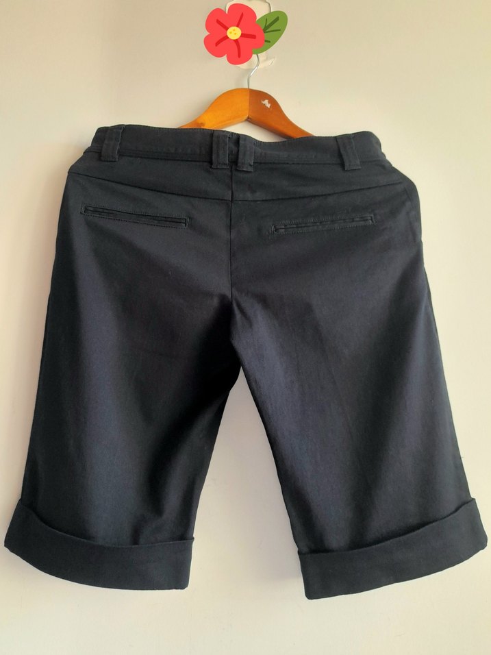 Kadın Siyah Kemerli Kısa Bermuda Şort - Görsel 3