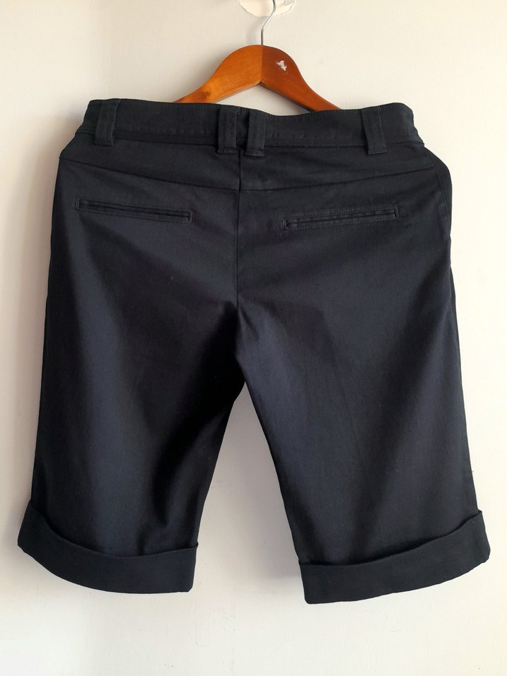 Kadın Siyah Kemerli Kısa Bermuda Şort - Görsel 2