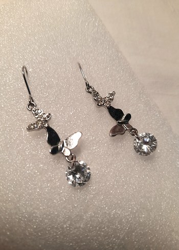 Kristal Taşlı Kelebek Detaylı Küpe - Görsel 3