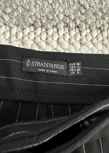 Stradivarius Kadın Siyah Çizgili Pilili Kumaş Pantolon