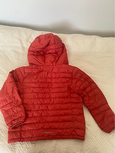 5 Yaş Beden kırmızı Renk Turıncu Uniqlo mont