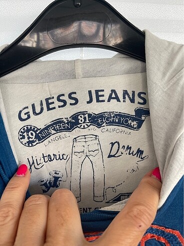 8 Yaş Beden Guess uzun kollu şapkalı tshirt
