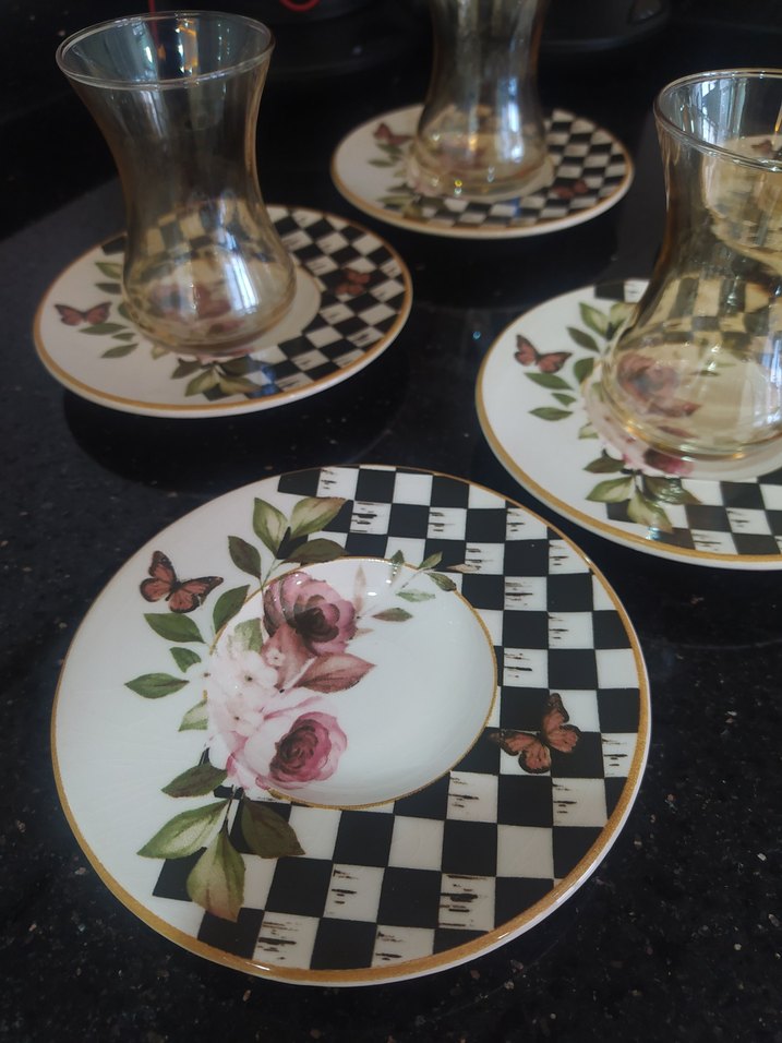 Desenli Çay Bardakları ve Tabak Seti - Görsel 3