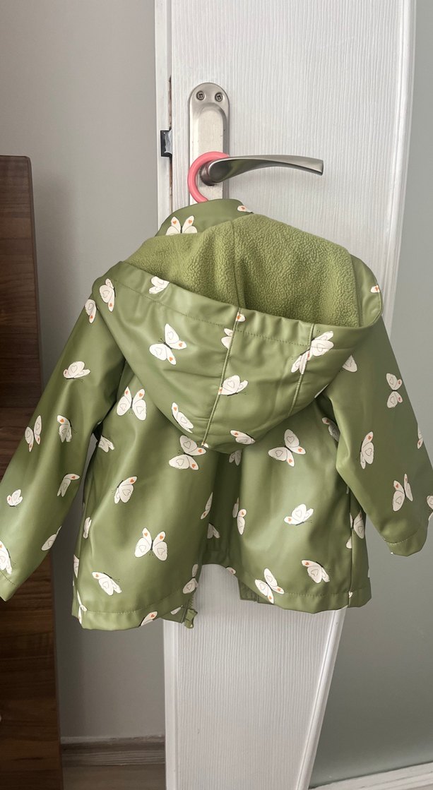 LCW Kız Çocuk Yeşil Baskılı Yağmurluk - Görsel 3