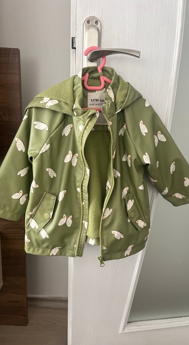 LCW Kız Çocuk Yeşil Baskılı Yağmurluk - Görsel 2