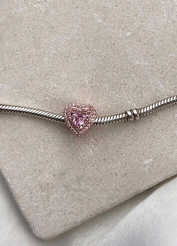 Beden Pandora rose taşlı kalp charm