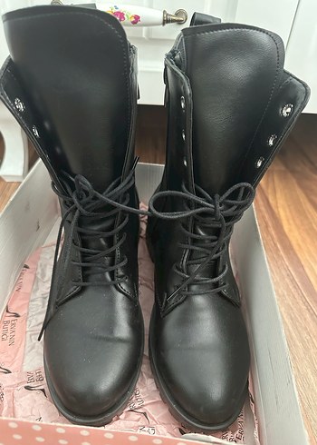 Siyah Bağcıklı Deri Gotik Topuklu Bot