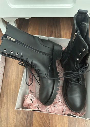 Diğer Siyah Bağcıklı Deri Gotik Topuklu Bot