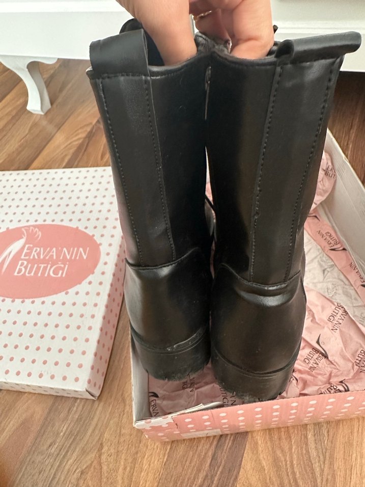 Siyah Bağcıklı Deri Gotik Topuklu Bot - Görsel 2