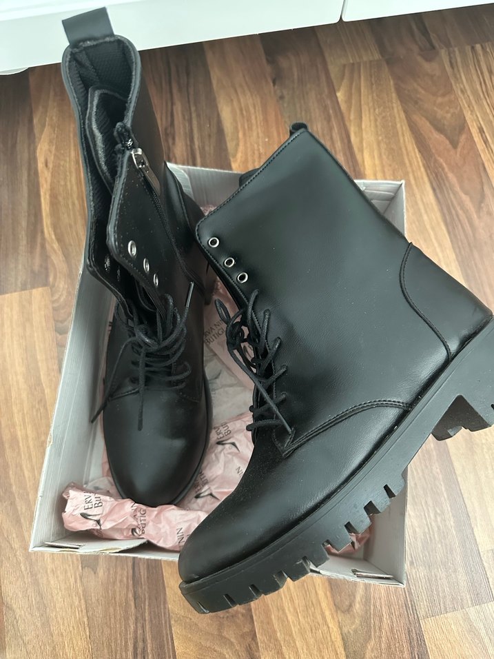 Siyah Bağcıklı Deri Gotik Topuklu Bot - Görsel 3