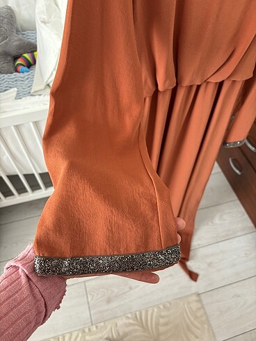 38 Beden kolları taşlı elbise