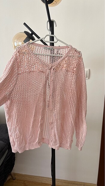 Pembe delikli hırka