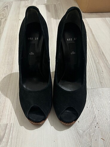 Elle Siyah Topuklu Ayakkabı