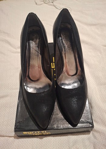 Siyah Parlak Topuklu Ayakkabı - Görsel 2