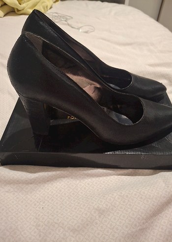 Siyah Parlak Topuklu Ayakkabı - Görsel 3