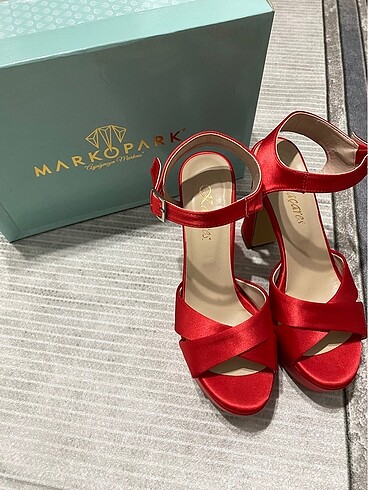 Kırmızı topuklu ayakkabı saten