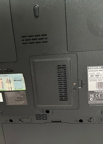 Gri Toshiba Laptop - Görsel 3