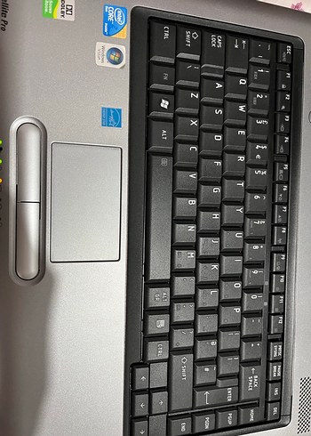 Gri Toshiba Laptop - Görsel 2