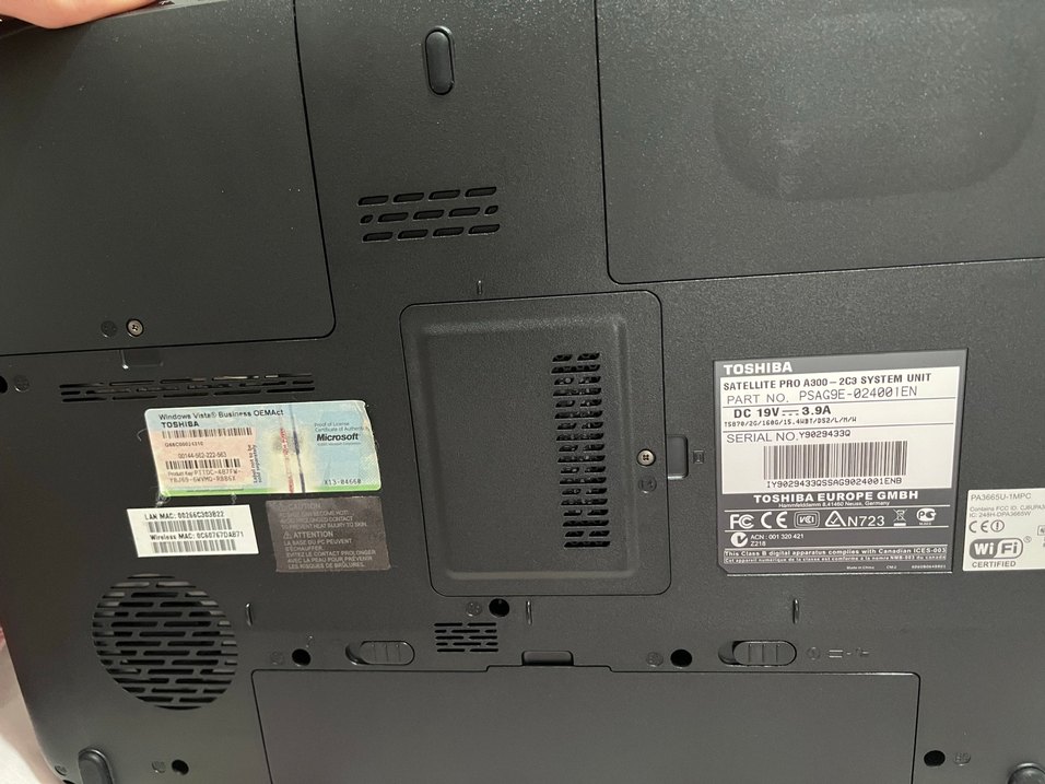 Gri Toshiba Laptop - Görsel 3