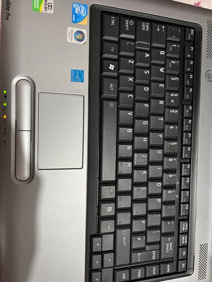 Gri Toshiba Laptop - Görsel 2