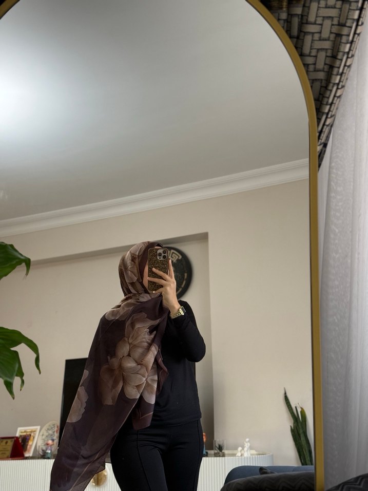 Kahverengi Kadın Drapeli Saten Şal - Görsel 2