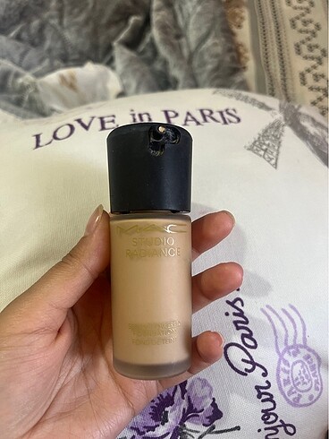 Mac serum powered fondöten
