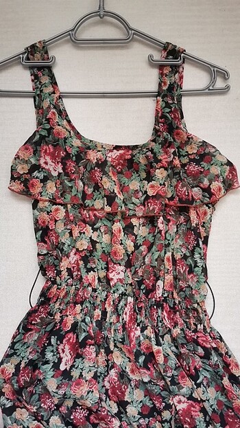 Bershka Çiçekli göğüsü fırfır detaylı mini elbise