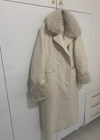 Kürklü Yaka ve Manşetli Beyaz Kaban - Görsel 4