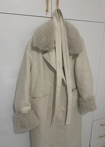 Kürklü Yaka ve Manşetli Beyaz Kaban - Görsel 7