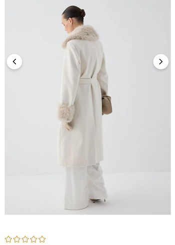 Kürklü Yaka ve Manşetli Beyaz Kaban - Görsel 3