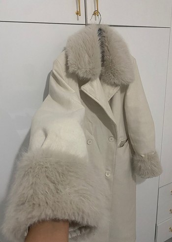 Kürklü Yaka ve Manşetli Beyaz Kaban - Görsel 5