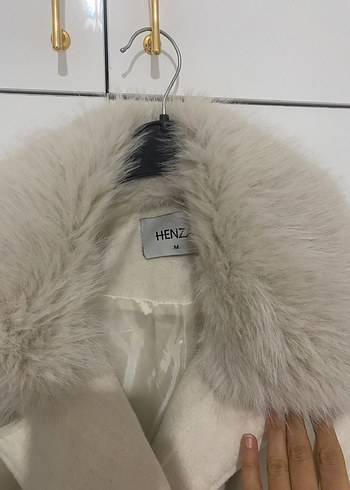 Kürklü Yaka ve Manşetli Beyaz Kaban - Görsel 6