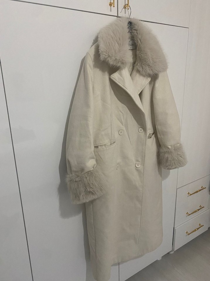 Kürklü Yaka ve Manşetli Beyaz Kaban - Görsel 4
