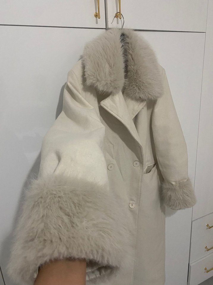 Kürklü Yaka ve Manşetli Beyaz Kaban - Görsel 5
