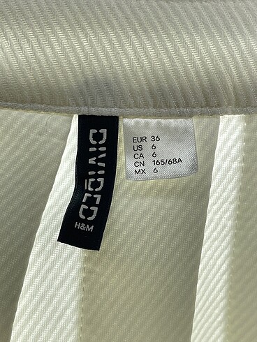 34 Beden beyaz Renk H&M Mini Etek %70 İndirimli.