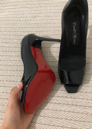 36 Beden Siyah Parlak Stiletto