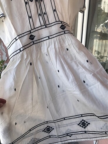 Mango Etnik nakışlı beyaz kısa elbise