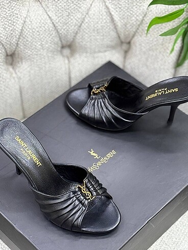 Yves Saint Laurent Topuklu ayakkabı