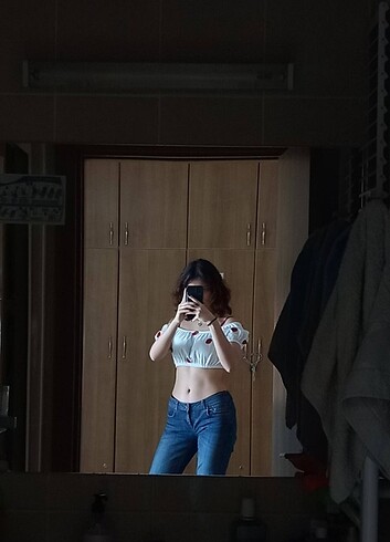 Beyaz Crop (Çilek Desenli, Dar Kalıp)