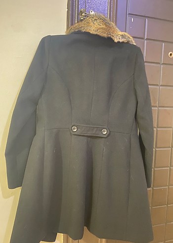 Kürk Yaka Detaylı Siyah Kaban - Görsel 2