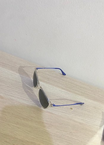 Şeffaf Çerçeveli Mavi Kadın Güneş Gözlüğü - Görsel 3